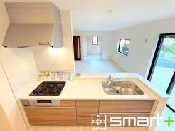 ～人気のカウンターキッチン～
・キッチンには余計な柱が無いので、リビングが見渡せ開放感のある造りとなっております。
・蛇口には浄水器が内蔵されるなど機能面でも優れたキッチンです。
