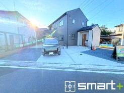 ～シックな色彩の外観を採用～
・外壁に濃い色を採用する事でモダンな印象のシックな外観となっております。
・高級感も出るので毎日家に帰るのが誇らしくなります。ぜひ現地でご確認くださいませ。
