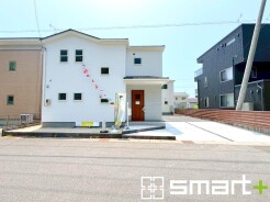 ～シンプルかつオシャレな白い外観～
・外壁をホワイトカラーにする事でクラシカルな印象の外観になりますね。
・高級感も出るので毎日家に帰るのが誇らしくなります。ぜひ現地でご確認くださいませ。
(１号棟)