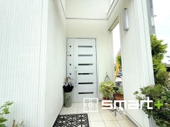 ～お住まいの顔「玄関」～
・毎日お出かけの際もご帰宅の際も通る玄関。
・ドアの交換や鍵の交換・追加などもお気軽にご相談くださいませ。
