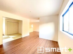 ～穏やかな陽の入るＬＤＫ～
・大きな窓のあるＬＤＫは陽当りも良好で明るい空間となっております。
・ご家族団らんなど過ごす時間の多いＬＤＫが明るいのは嬉しいポイントですね。
