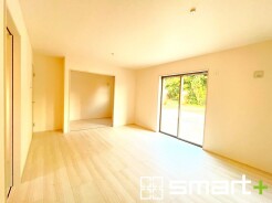 ～穏やかな陽の入るＬＤＫ～
・大きな窓のあるＬＤＫは陽当りも良好で明るい空間となっております。
・ご家族団らんなど過ごす時間の多いＬＤＫが明るいのは嬉しいポイントですね。
