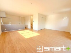 ～ナチュラルな色彩のＬＤＫ～
・自然な風合いの色味で纏められたＬＤＫは家具のコーディネートもしやすくなっております。
・どんなインテリアにするか、考えるだけでも楽しくなりますね。
