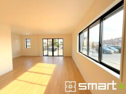 ～穏やかな陽の入るＬＤＫ～
・大きな窓のあるＬＤＫは陽当りも良好で明るい空間となっております。
・ご家族団らんなど過ごす時間の多いＬＤＫが明るいのは嬉しいポイントですね。
