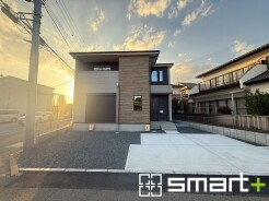 ～モダンな印象の外観～
・木目調の外壁アクセントは幅広いテイストにマッチし、住まいに温かみや高級感を与えてくれる人気のデザインです。
・毎日家に帰ってくることが誇らしくなりますね。
