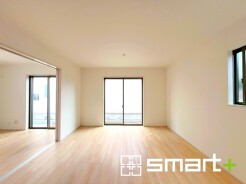 ～穏やかな陽の入るＬＤＫ～
・大きな窓のあるＬＤＫは陽当りも良好で明るい空間となっております。
・ご家族団らんなど過ごす時間の多いＬＤＫが明るいのは嬉しいポイントですね。