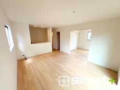 ～ゆったり寛げるＬＤＫ～
・日当り良好のＬＤＫは隣接する洋室を開放すると２１帖の広々とした空間になります。
・家事をしながらリビング全体が見渡せるカウンタ―キッチン。