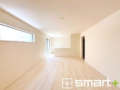 ～日当り良好のＬＤＫ～
・窓からたっぷりの陽光が差し込む明るいリビングで寛ぎのひと時を。
・家事をしながらご家族との会話が楽しめる人気のカウンターキッチンも魅力です。