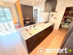 ～広々キッチンスペース～
・キッチンスペースは余裕のある広さとなっており、キッチン内のでのすれ違いも楽々。
・お料理や洗い物がしやすい設計となっております。
