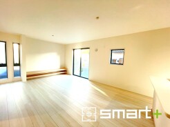 ～穏やかな陽の入るＬＤＫ～
・大きな窓のあるＬＤＫは陽当りも良好で明るい空間となっております。
・ご家族団らんなど過ごす時間の多いＬＤＫが明るいのは嬉しいポイントですね。
