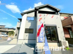 ～シックな色彩の外観を採用～
・外壁に濃い色を採用する事でモダンな印象のシックな外観となっております。
・高級感も出るので毎日家に帰るのが誇らしくなります。ぜひ現地でご確認くださいませ。
