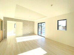 ～折り上げ天井のあるＬＤＫ～
・一部天井を高くする折り上げ天井を配する事で縦への空間が生まれ、開放感のある広々とした仕様に。
・ぜひ現地でその魅力をご体感くださいませ。
