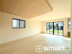 ～折り上げ天井のあるＬＤＫ～
・一部天井を高くする折り上げ天井を配する事で縦への空間が生まれ、開放感のある広々とした仕様に。
・ぜひ現地でその魅力をご体感くださいませ。
