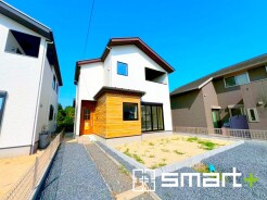 ～モダンな印象の外観～
・ホワイトカラーに木目調をアクセントとしたことで温かみのある落ち着いた印象の外観。
・毎日家に帰ってくることが誇らしくなりますね。
