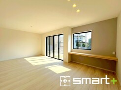 ～穏やかな陽の入るＬＤＫ～
・大きな窓のあるＬＤＫは陽当りも良好で明るい空間となっております。
・ご家族団らんなど過ごす時間の多いＬＤＫが明るいのは嬉しいポイントですね。
