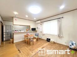 ～ナチュラルな色彩のＬＤＫ～
・自然な風合いの色味で纏められたＬＤＫは家具のコーディネートもしやすくなっております。
・どんなインテリアにするか、考えるだけでも楽しくなりますね。
