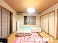 ～２面採光の明るいお部屋～
・和室は２面採光とする事で穏やかな陽の入る明るい空間となっております。
・くつろぎのプライベート時間を明るい空間で穏やかにお過ごしいただけます。
