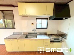 ～リビングを有効活用～
・キッチンは対面式ではなく壁側にございますので、お部屋の中の空間を有効活用できます。
・現地ではぜひ家具の配置などもイメージしながらご見学くださいませ。
