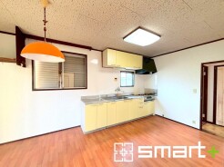 ～使い勝手の良いシステムキッチン～
・料理がしやすい設計のキッチンでお料理もはかどりますね。
・もちろんキッチン下部は収納になっておりますので、フライパンなども収納可能です。
