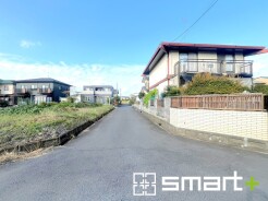 ～十分な広さのある前面道路～
・前面道路は約4.4ｍございますので、お車でのすれ違いも可能で余計なストレスがかかりません。
・日々お車での移動が多い方には大切なポイントですね。
