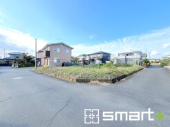 ～開放感ある角地のお住まい～
・２方向が空く事で開放感のある角地に位置しております。
・窮屈な感じが無く、ゆったりと暮らせるこの魅力をぜひ現地でご体感くださいませ。
