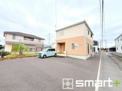 ～明るさを感じる外観～
・外壁は２トーンカラーを採用し、デザイン性に優れた見た目となっております。
・帰宅した際にホッと感じるような飽きのこない外観。ぜひ現地でご確認くださいませ。
