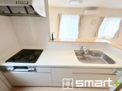 ～人気のカウンターキッチン～
・キッチンは人気のカウンタータイプを採用。「ご家族の顔が見える」造りです。
・蛇口に浄水器が内蔵されているなど機能面でも優れた仕様です。
