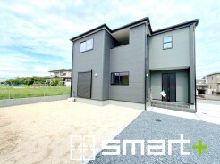 ～シックな色彩の外観を採用～
・外壁に濃い色を採用する事でモダンな印象のシックな外観となっております。
・高級感も出るので毎日家に帰るのが誇らしくなります。ぜひ現地でご確認くださいませ。
