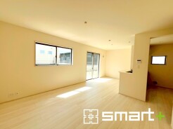 ～穏やかな陽の入るＬＤＫ～
・大きな窓のあるＬＤＫは陽当りも良好で明るい空間となっております。
・ご家族団らんなど過ごす時間の多いＬＤＫが明るいのは嬉しいポイントですね。
