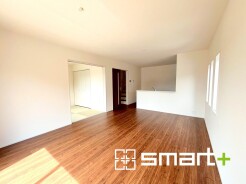 ～家族団らんにピッタリの広々リビング～
・穏やかな陽だまりに包まれる居心地の良いＬＤＫは、ご家族が集まる憩いのスペースに。
・隣接の和室を続き間として利用すれば２０.５帖の広々空間になります。