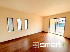 ～穏やかな陽の入るＬＤＫ～
・大きな窓のあるＬＤＫは陽当りも良好で明るい空間となっております。
・ご家族団らんなど過ごす時間の多いＬＤＫが明るいのは嬉しいポイントですね。
