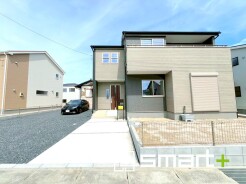 ～モダンな印象の外観～
・木目調の外壁アクセントは幅広いテイストにマッチし、住まいに温かみを与えてくれる人気のデザイン。
・見た目に重厚感が生まれ、高級感のある仕様となっております。
