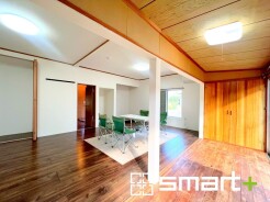 ～穏やかな陽の入るＬＤＫ～
・大きな窓のあるＬＤＫは陽当りも良好で明るい空間となっております。
・ご家族団らんなど過ごす時間の多いＬＤＫが明るいのは嬉しいポイントですね。
