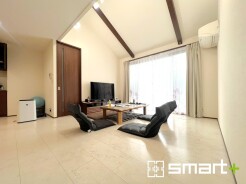 ～穏やかな陽の入るＬＤＫ～
・大きな窓のあるＬＤＫは陽当りも良好で明るい空間となっております。
・ご家族団らんなど過ごす時間の多いＬＤＫが明るいのは嬉しいポイントですね。
