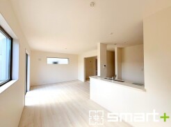 ～穏やかな陽の入るＬＤＫ～
・大きな窓のあるＬＤＫは陽当りも良好で明るい空間となっております。
・ご家族団らんなど過ごす時間の多いＬＤＫが明るいのは嬉しいポイントですね。
（２号棟）