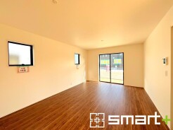 ～穏やかな陽の入るＬＤＫ～
・大きな窓のあるＬＤＫは陽当りも良好で明るい空間となっております。
・ご家族団らんなど過ごす時間の多いＬＤＫが明るいのは嬉しいポイントですね。
