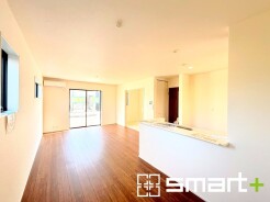 ～穏やかな陽の入るＬＤＫ～
・大きな窓のあるＬＤＫは陽当りも良好で明るい空間となっております。
・ご家族団らんなど過ごす時間の多いＬＤＫが明るいのは嬉しいポイントですね。
