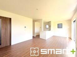 ～日当り良好のＬＤＫ～
・窓からたっぷりの陽光が差し込む明るいリビングで寛ぎのひと時を。
・出来立てのお料理を運ぶのにも、食器の後片付けもラクラクなカウンターキッチン。