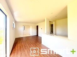 ～穏やかな陽の入るＬＤＫ～
・大きな窓のあるＬＤＫは陽当りも良好で明るい空間となっております。
・ご家族団らんなど過ごす時間の多いＬＤＫが明るいのは嬉しいポイントですね。
