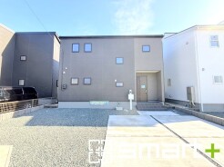 ～シックな色彩の外観を採用～
・外壁に濃い色を採用する事でモダンな印象のシックな外観となっております。
・高級感も出るので毎日家に帰るのが誇らしくなります。ぜひ現地でご確認くださいませ。
