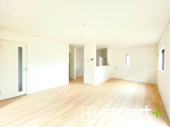 ～穏やかな陽の入るＬＤＫ～
・大きな窓のあるＬＤＫは陽当りも良好で明るい空間となっております。
・ご家族団らんなど過ごす時間の多いＬＤＫが明るいのは嬉しいポイントですね。
（１号棟）