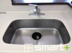 ～広々キッチンスペース～
・キッチンスペースは余裕のある広さとなっており、キッチン内のでのすれ違いも楽々。
・お料理や洗い物がしやすい設計となっております。
