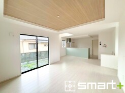 ～穏やかな陽の入るＬＤＫ～
・大きな窓のあるＬＤＫは陽当りも良好で明るい空間となっております。
・ご家族団らんなど過ごす時間の多いＬＤＫが明るいのは嬉しいポイントですね。
