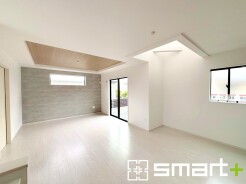 ～吹抜けのあるＬＤＫ～
・ＬＤＫに吹抜けを配する事で縦への空間が生まれ、開放感のある広々とした仕様に。
・ご来客の際なども自慢できるような高級仕様のＬＤＫとなっております。
