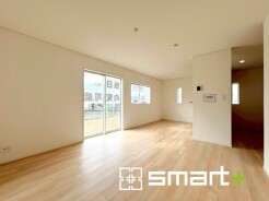 ～穏やかな陽の入るＬＤＫ～
・大きな窓のあるＬＤＫは陽当りも良好で明るい空間となっております。
・ご家族団らんなど過ごす時間の多いＬＤＫが明るいのは嬉しいポイントですね。
