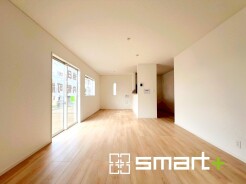 ～穏やかな陽の入るＬＤＫ～
・穏やかな陽だまりに包まれる居心地の良いＬＤＫは、ご家族が自然と集まる憩いのスペースに。
・料理と洗濯、片付けなど並行して家事を進める時に便利な回遊動線。
