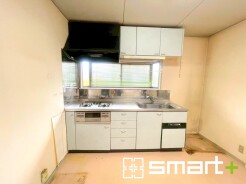 ～リビングを有効活用～
・キッチンは対面式ではなく壁側にございますので、お部屋の中の空間を有効活用できます。
・現地ではぜひ家具の配置などもイメージしながらご見学くださいませ。
