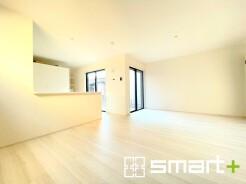 ～ナチュラルな色彩のＬＤＫ～
・自然な風合いの色味で纏められたＬＤＫは家具のコーディネートもしやすくなっております。
・どんなインテリアにするか、考えるだけでも楽しくなりますね。
