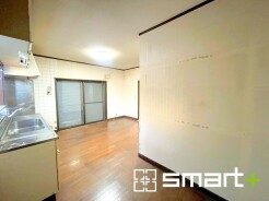 ～オプション施行もお任せください～
・フローリングの変色など劣化を軽減し、水をこぼした場合などにも防いでくれるフロアコーテイングが人気となっております。
・オプション施行もお任せください。
