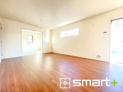 ～ナチュラルな色彩のＬＤＫ～
・自然な風合いの色味で纏められたＬＤＫは家具のコーディネートもしやすくなっております。
・どんなインテリアにするか、考えるだけでも楽しくなりますね。
（１号棟）